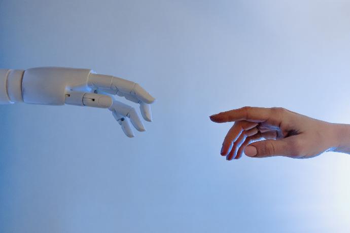 Usos de la inteligencia artificial Conexión de la inteligencia artificial con una mano humana