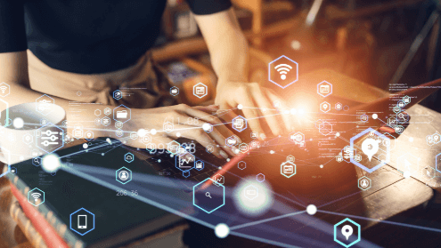 Ventajas de la transformación digital Persona buscando en la computadora opciones de herramientas digitales